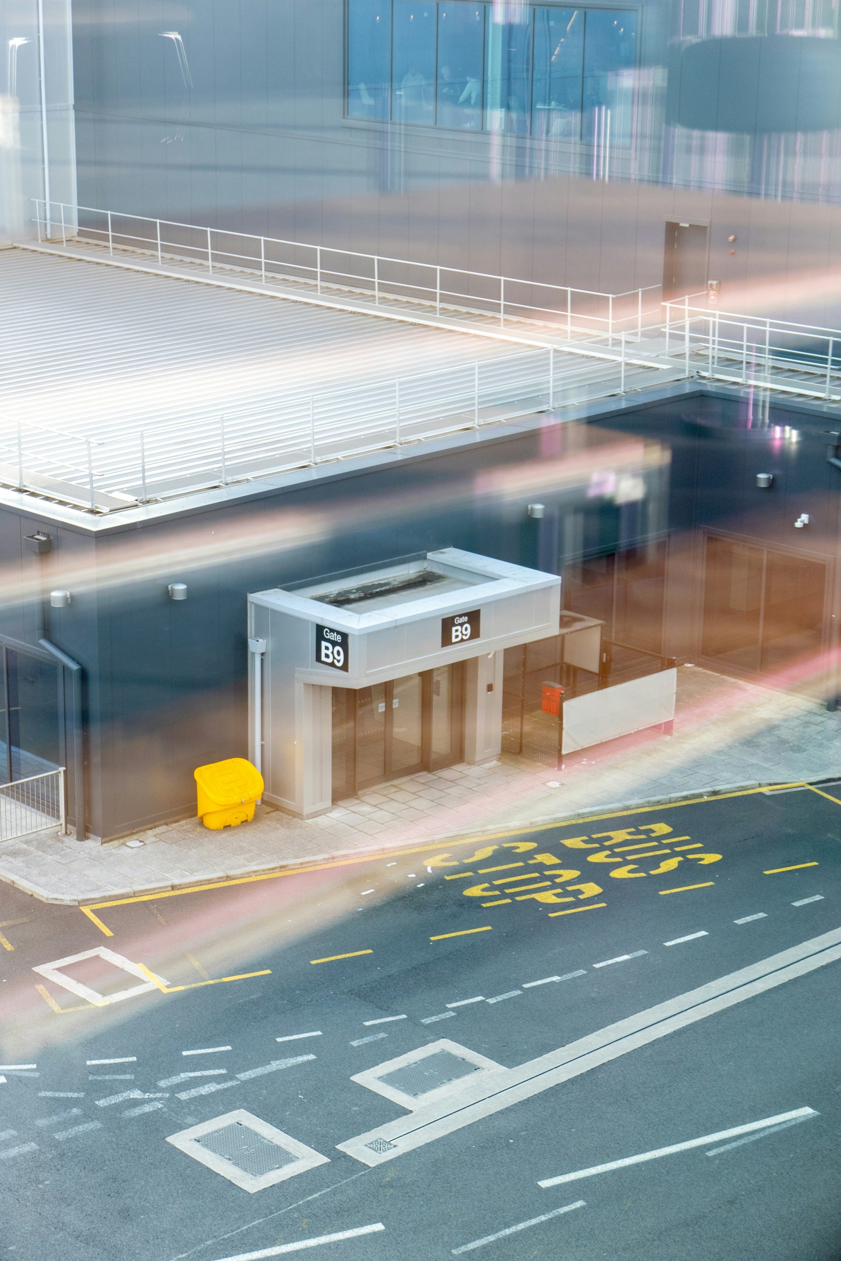 stock-birken-JQN_UUYW-LE-unsplash airport pickup zone